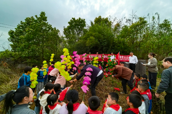 【零陵区站】珠山镇中心小学：踏泥泞祭先烈 承精神向未来