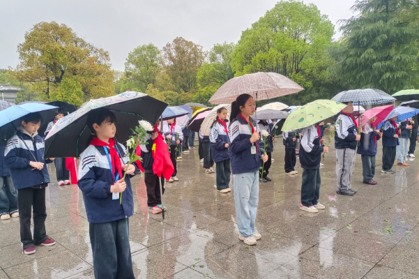 【耒阳站】实验中学铁路园分校：雨中祭扫 让红色基因融入血脉
