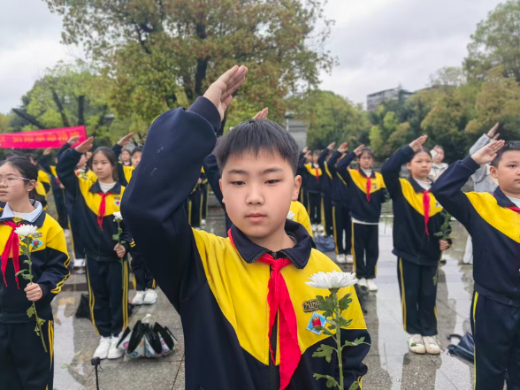 【耒阳站】实验小学：雨中祭扫寄哀思 薪火相传砺初心