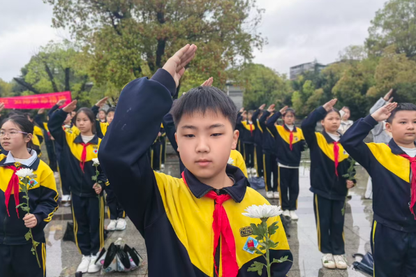 【耒阳站】实验小学：雨中祭扫寄哀思 薪火相传砺初心