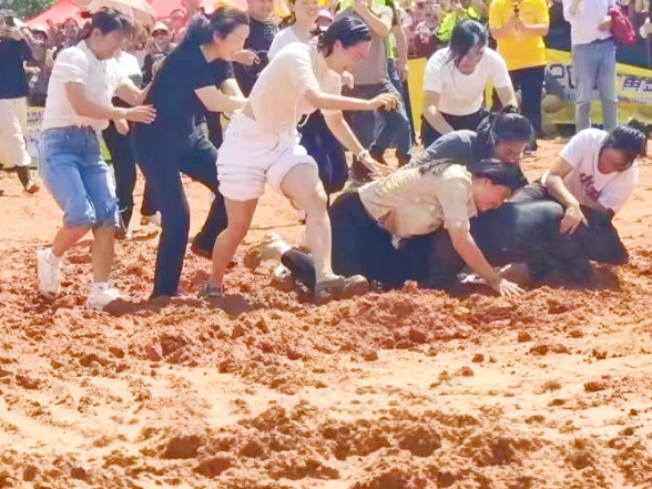 【衡东站】“小黑猪，哪里跑！”这里的抓猪大赛开始了