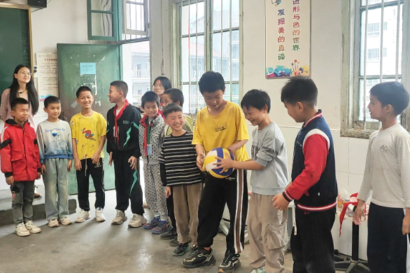 【新晃站】米贝苗族乡学校：趣味团辅促成长 科学方法助学习