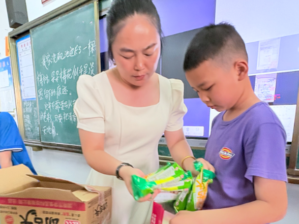 【衡阳县站】西渡镇中心小学：吆喝揽客勇表达 经营体验解锁成长新知