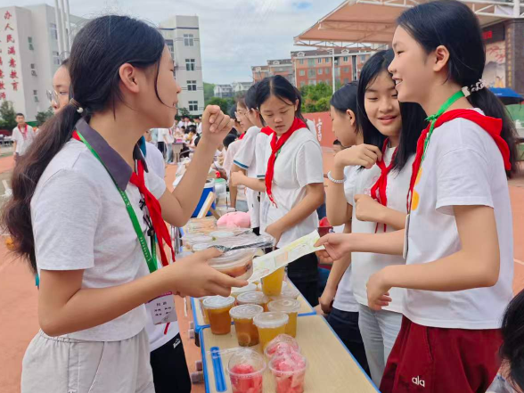 【耒阳站】欧阳海学校：趣味数学乐满园  跳蚤市场添活力