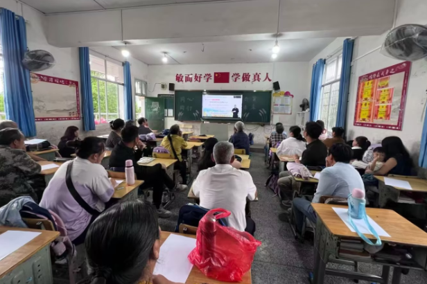 【新晃站】扶罗镇中心小学：云端讲堂传家风 线下共育润童心