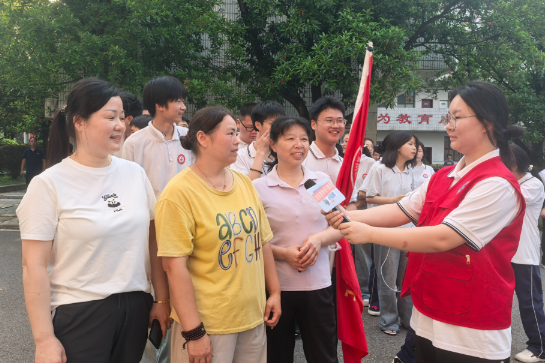 【攸县站】第四中学：远足舒缓备考压力 徒步锤炼青春意志