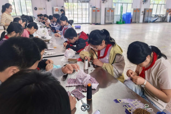 【鼎城区站】 蔡家岗中学：巧手大比拼 劳动乐翻天