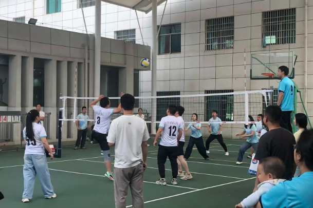 【耒阳站】五里牌中学：举行教职工气排球比赛 凝聚团队力量