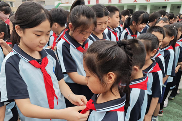 【衡阳县站】春晖小学：高举队旗跟党走 368名学生光荣入队