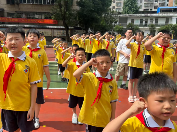 【耒阳站】实验小学：三百余名新队员集结 光荣加入少先队