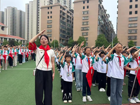 【耒阳站】罗含小学：高举队旗跟党走 做新时代好少年