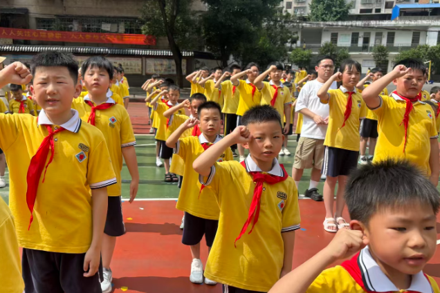 【耒阳站】实验小学：三百余名新队员集结 光荣加入少先队