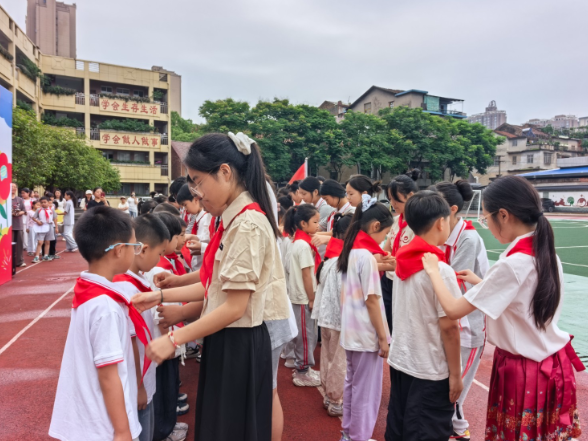 【鼎城区站】常沅小学：32名学子光荣加入少先队