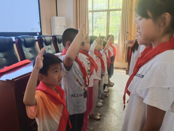 【衡阳县站】界牌镇银瓷完小：26名少年光荣入队 红领巾辉映成长路