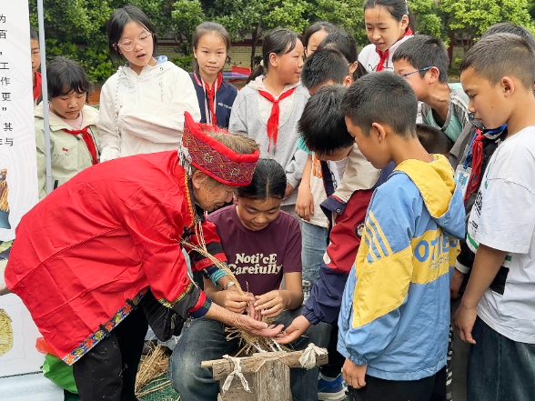 【新晃站】米贝苗族乡学校：传承苗族非遗 点亮特色校园