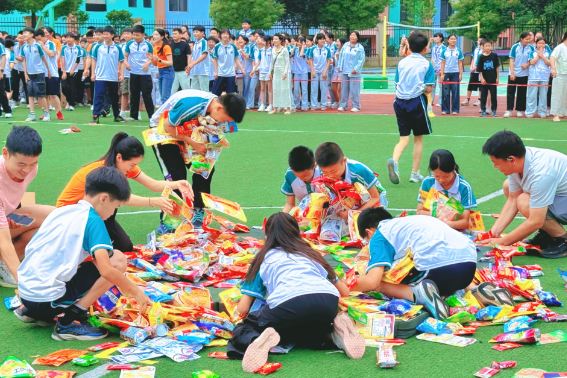 【耒阳站】罗含小学：趣味抢零食迎六一 温情满校园