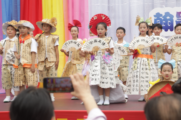 吉首市第三小学：笔墨凝书香 服饰秀雅韵