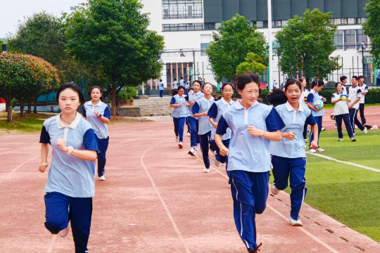 从“统一代购”到“自主选购”， “一市一款”校服改革惠及华容千家万户