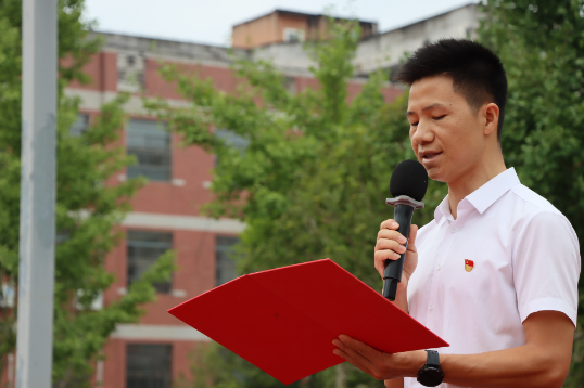 书记校长说 | 平江县三阳明德学校校长李红伟：赓续红色血脉 笃行逐光成长 