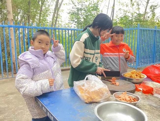 衡南县泉湖建伟小学：留守儿童变身小厨师，制作美味火锅显身手