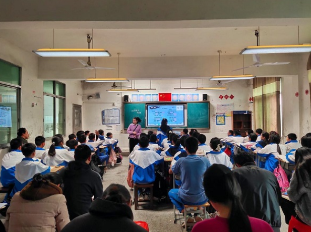 衡东六中：公开课展风采 共评议促成长