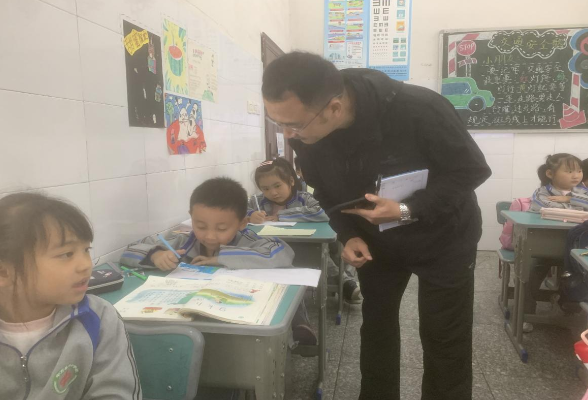 中方县：局长入校推门听课 力促教育质量提升