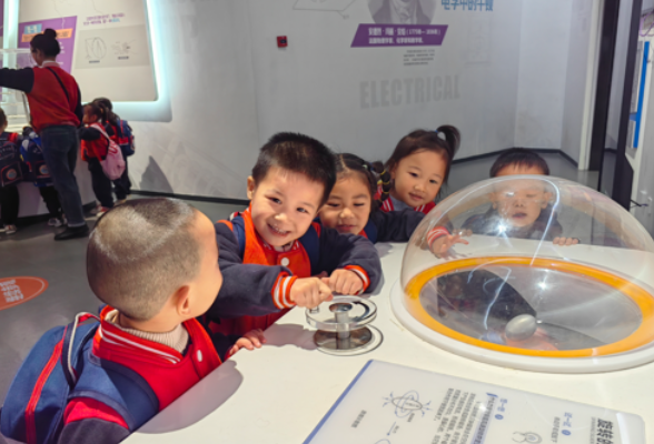 益阳张家塞乡中心幼儿园：拥抱科技！乡里娃娃也能走出山野