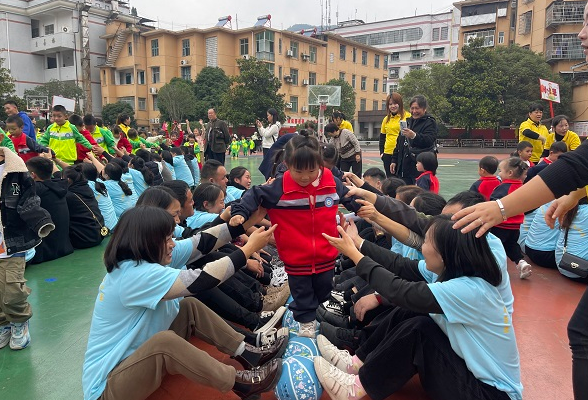 保靖县教育幼儿园：百人亲子运动会 趣味篮球让孩子悦享童年