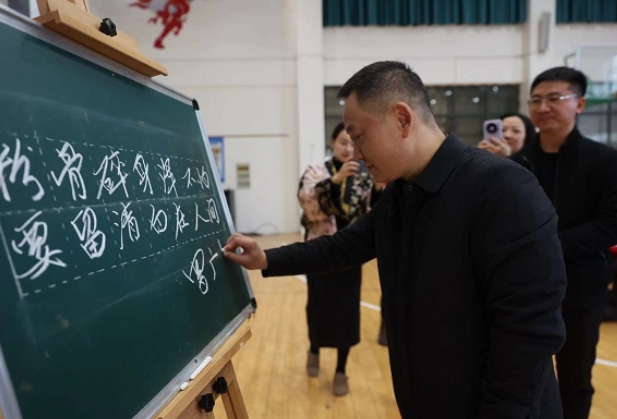 衡阳珠晖区：举行2023年中小学、幼儿园教师书法素养大赛