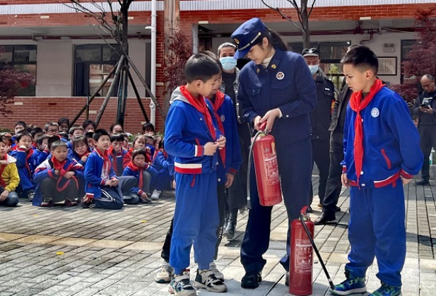 衡南县沁园小学：消防演习常实践 共建平安好校园