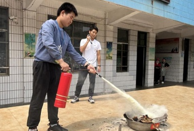 郴州广发镇中心学校：校园消防演练 筑牢安全防线