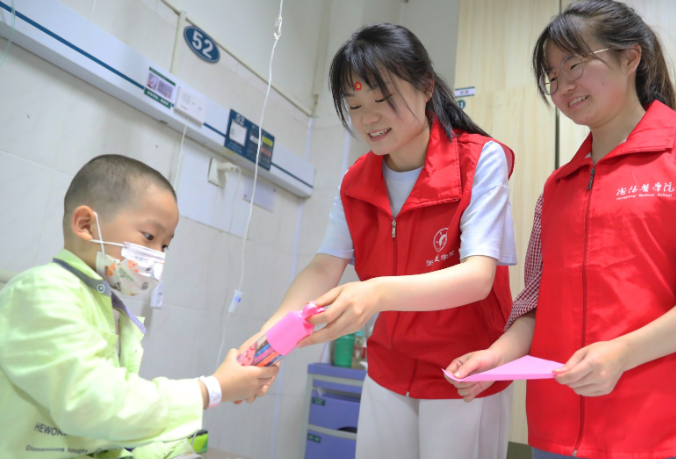 南华大学：儿童病房送温暖