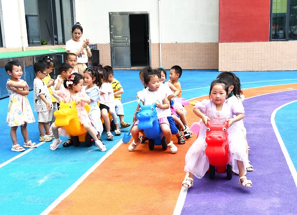 6月20日，湖南省永州市江永县中心幼儿园的小朋友们在进行“赛龙舟”比赛。田如瑞摄.JPG