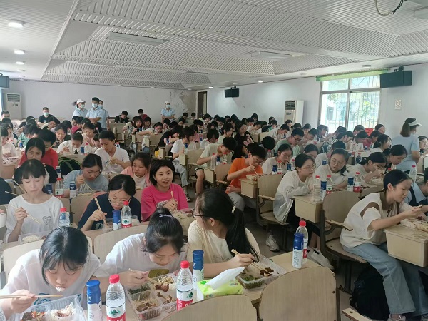 学生幸福用餐.jpg