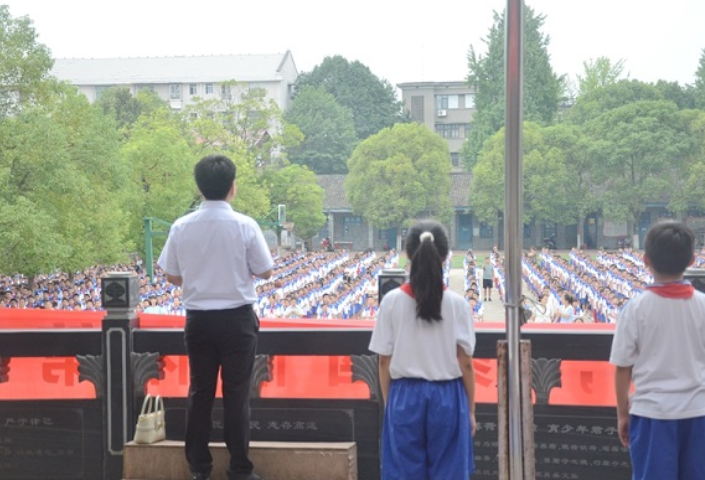 芷江荷花池小学：开展家国情怀第一课，打牢民族团结思想基础