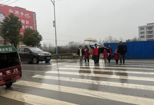 洞口县雪峰街道城东小学：道路交通志愿服务 护学子平安