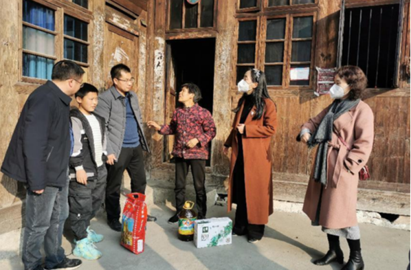 湖南铁道职院：校长张莹率队赴学校联点村开展走访慰问活动