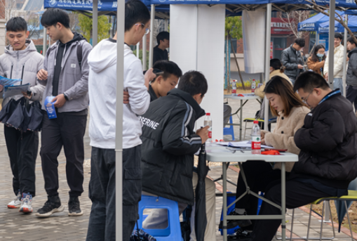 湖南铁道“青春就业 梦想起航”系列毕业生供需见面会启动 首场2200个岗位，“职”为你来