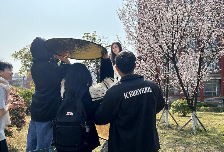湖南工业职院：学子利用特长为老师拍摄“女神”照