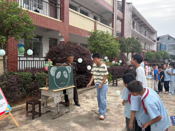 平江县保全学校：满园欢趣庆六一