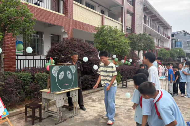 平江县保全学校：满园欢趣庆六一