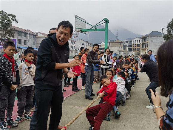 6扶罗镇新寨完全小学拔河比赛现场（供图 姚胡杰）.jpg