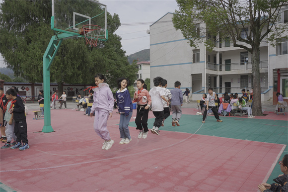 7凉伞镇中心小学集体跳长绳比赛气氛紧张而又热烈（供图 姚奕冰）.jpg