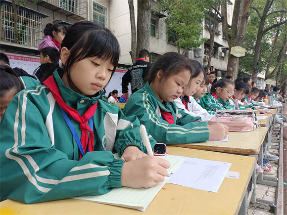 12晃州镇第一完全小学的小小通讯员们笔下生花，实时报道本班运动员取得的优异成绩。（供图 姚键）.jpg