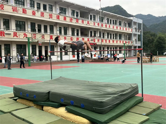 4黄雷学校跳高运动员腾空而起（供图 姚海林）.jpg