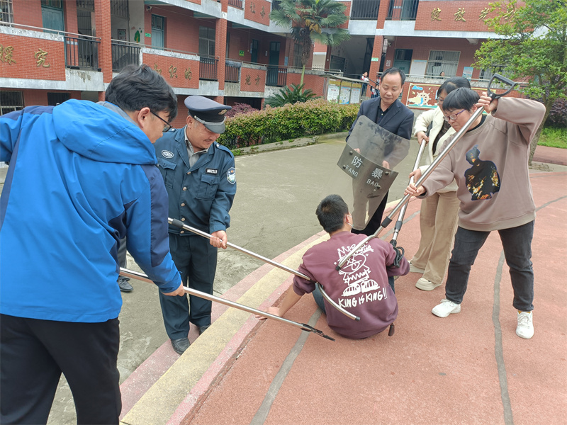 4酒店塘完全小学防暴演练.jpg