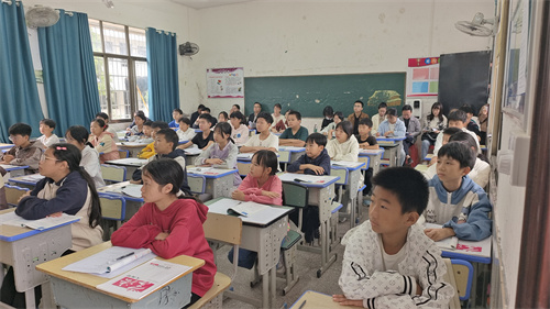 学生听课.jpg