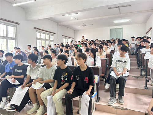 学生认真听课2.jpg