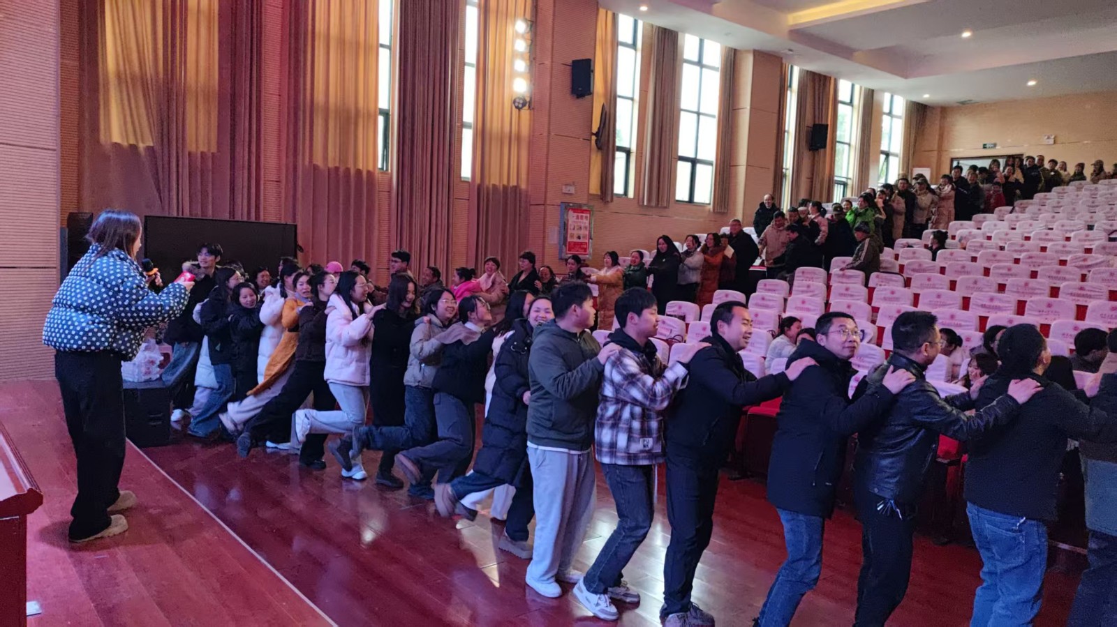 暖场活动：跳兔子舞.jpg