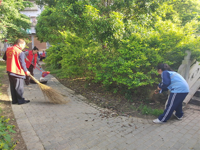 五老代表与孩子们一起开展环境清扫活动.jpg